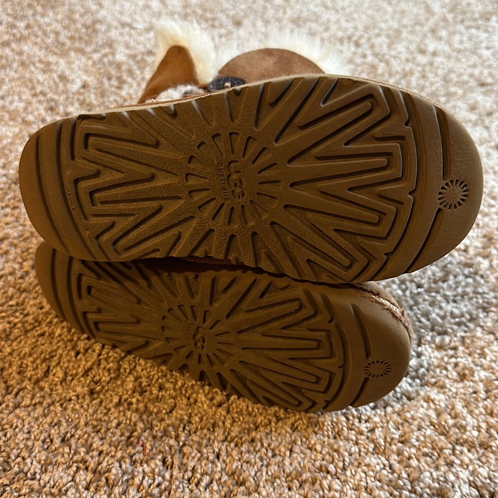 Girls Bailey button ugg short shearling boots size 11 camel color - Picture 4 of 5